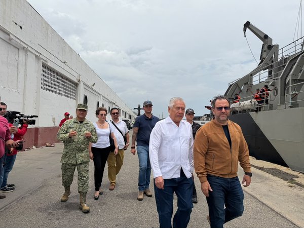 Armada de México llega a La Guaira con cuatro plantas potabilizadoras móviles