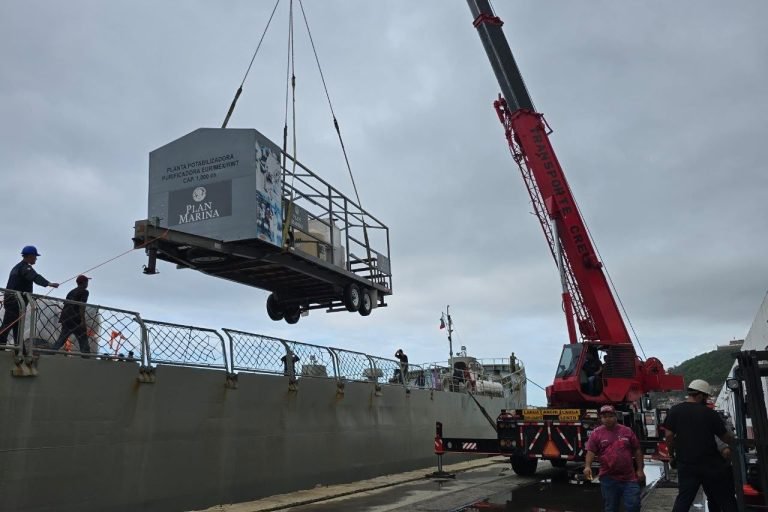 Armada de México llega a La Guaira con cuatro plantas potabilizadoras móviles