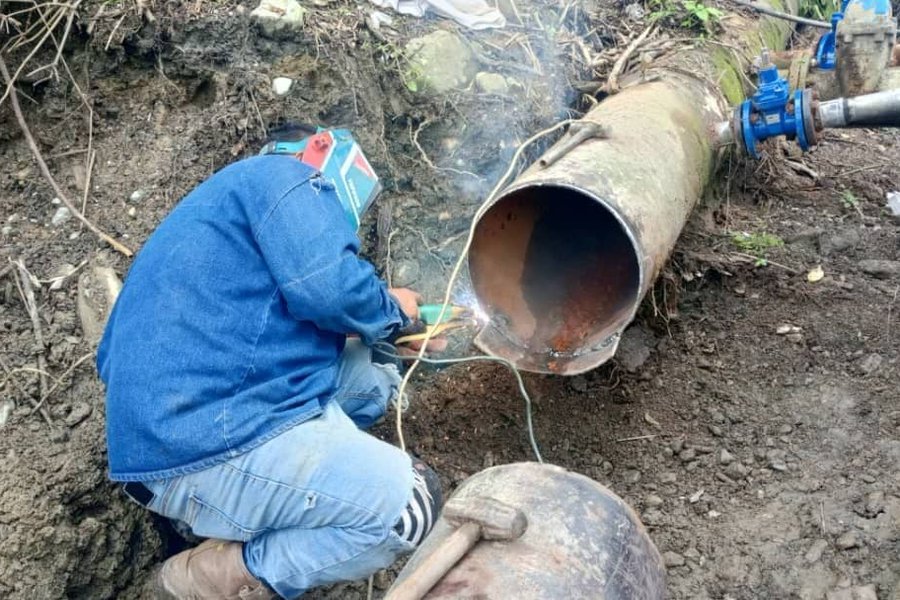 Gobierno Bolivariano repara tubería principal en Urachiche para garantizar agua a más de 15.000 yaracuyanos