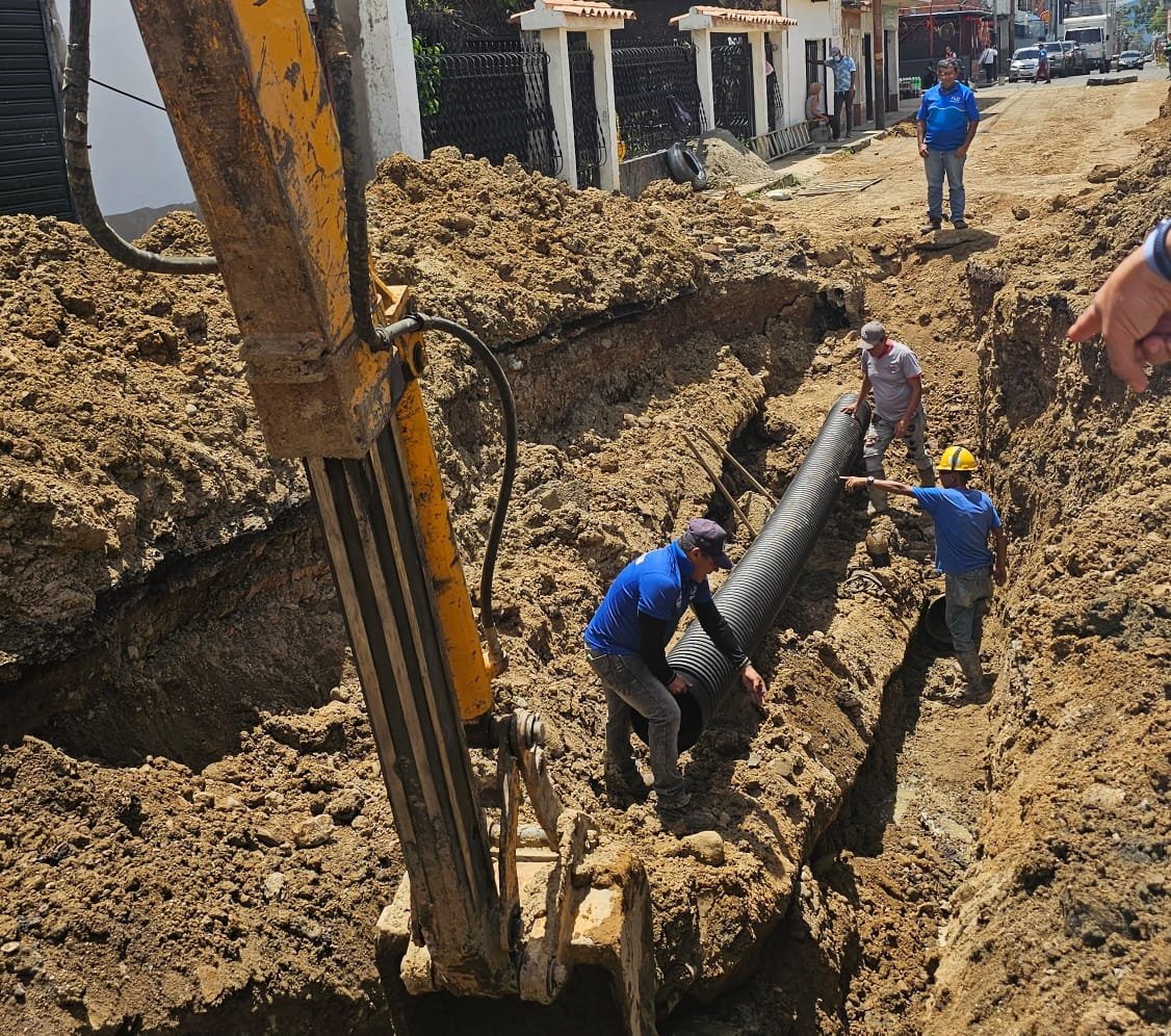 Gobierno Bolivariano sustituye 84 metros de colectores en Táchira