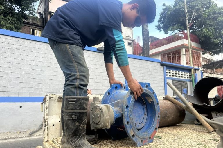 Gobierno Bolivariano optimiza red hídrica en el sector La Majada