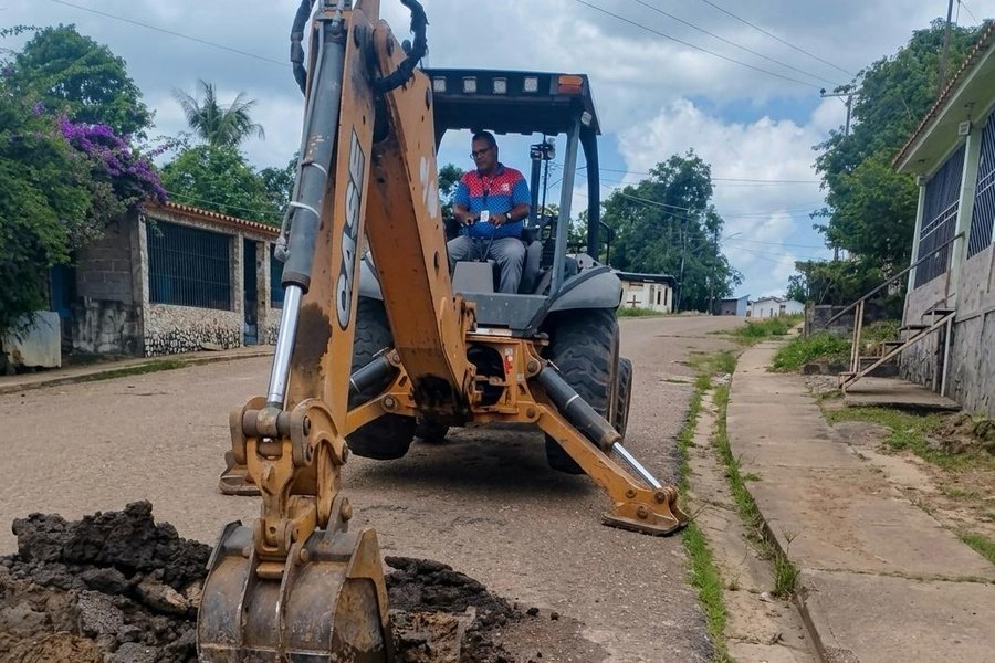 Hidroven repara tubería de agua potable en Aragua de Barcelona