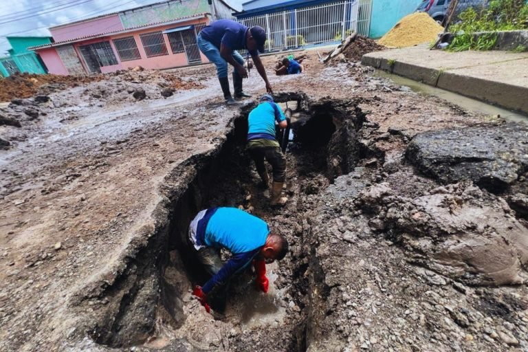 Sustituyen 10 metros de colector en el sector El Paraíso de Maturín