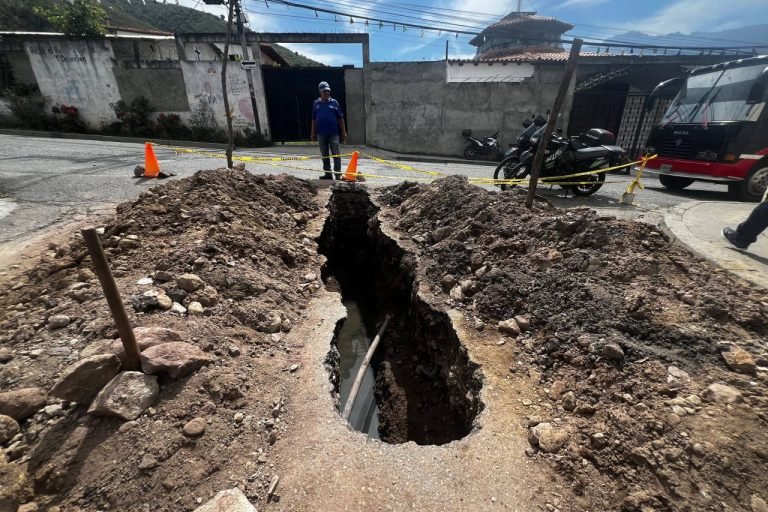 Mérida | Hidroven sustituye nueve metros de tubería en la urbanización Carlos Sánchez