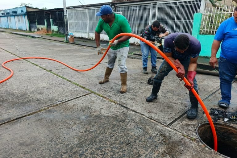 Ejecutan labores de mantenimiento en la red de colectores de aguas servidas en Delta Amacuro