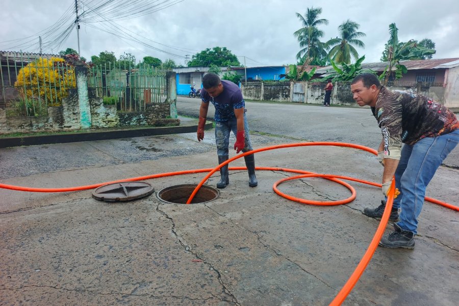 Ejecutan labores de mantenimiento en la red de colectores de aguas servidas en Delta Amacuro