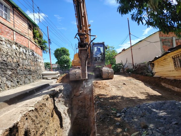Avanzan trabajos de excavación para optimizar el sistema de aguas servidas en el estado Guárico