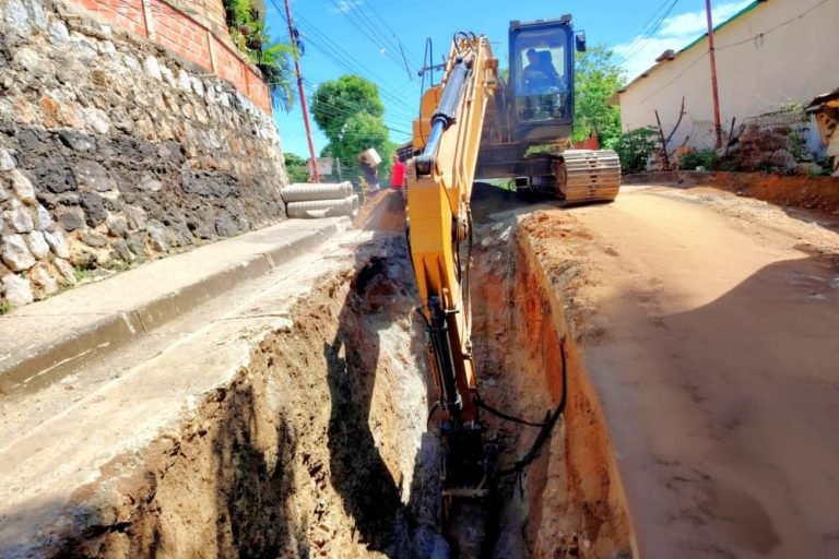 Avanzan trabajos de excavación para optimizar el sistema de aguas servidas en el estado Guárico
