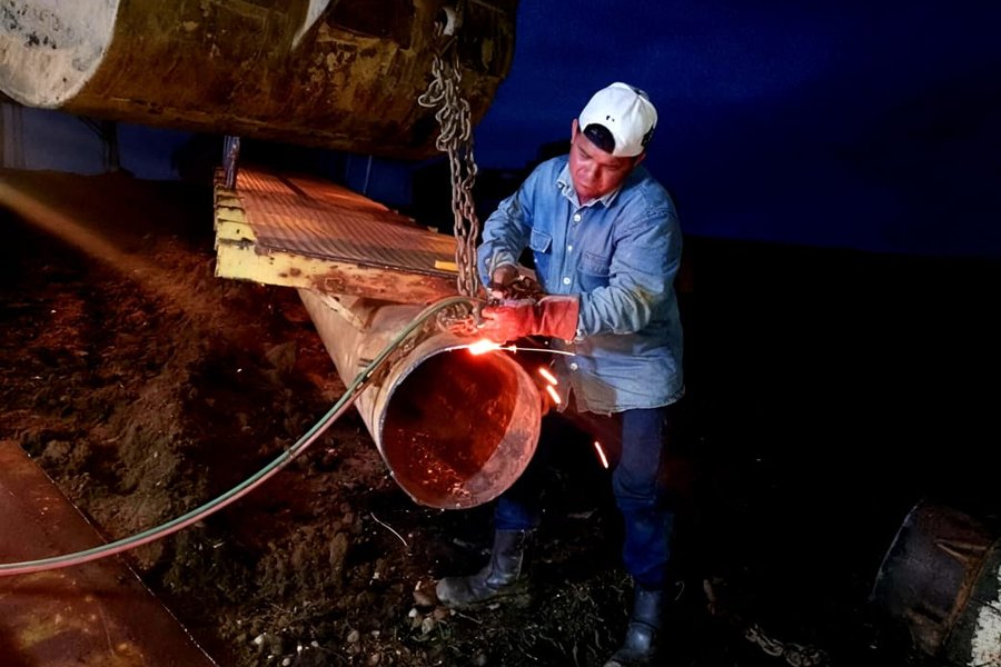 Instalan con éxito gabarra en la captación del embalse El Pueblito en Guárico