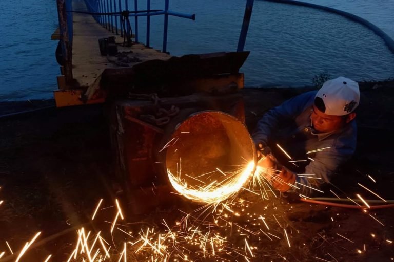 Instalan con éxito gabarra en la captación del embalse El Pueblito en Guárico