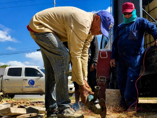 Gobierno Bolivariano ejecuta reparación de tubería matriz y garantiza agua potable a más de 4.000 familias en Paraguaná