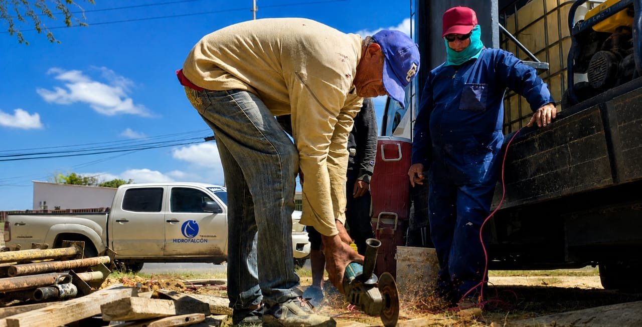 Gobierno Bolivariano ejecuta reparación de tubería matriz y garantiza agua potable a más de 4.000 familias en Paraguaná