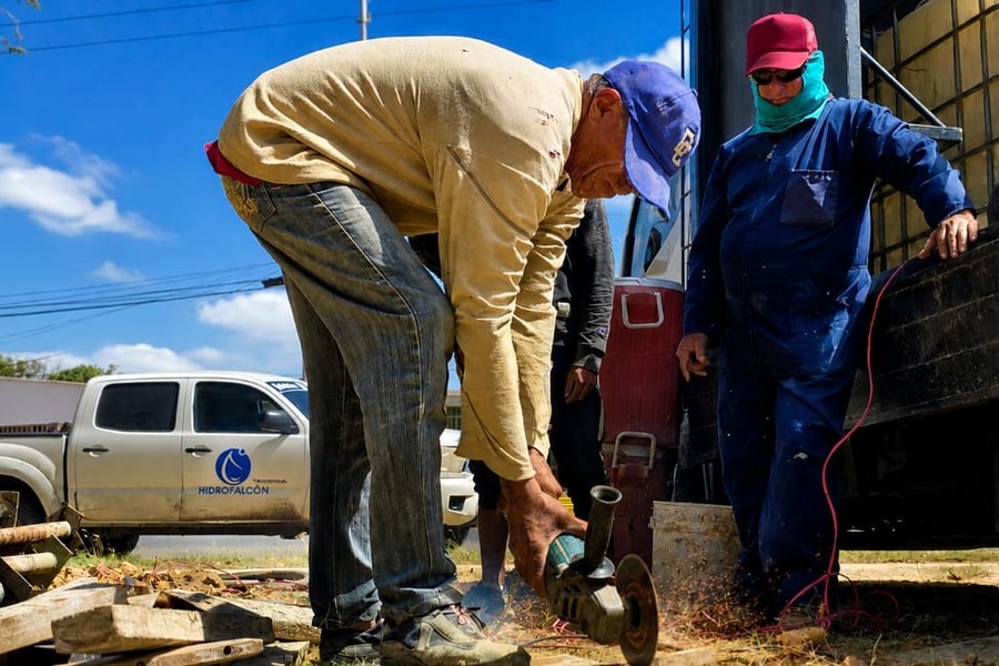 Gobierno Bolivariano ejecuta reparación de tubería matriz y garantiza agua potable a más de 4.000 familias en Paraguaná