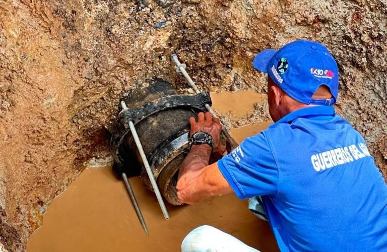 Sustituyen tres metros de tubería para optimizar el servicio de agua potable en el municipio Junín